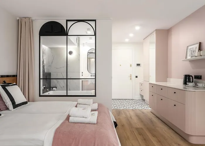 Rose With Bath By Oneapartments